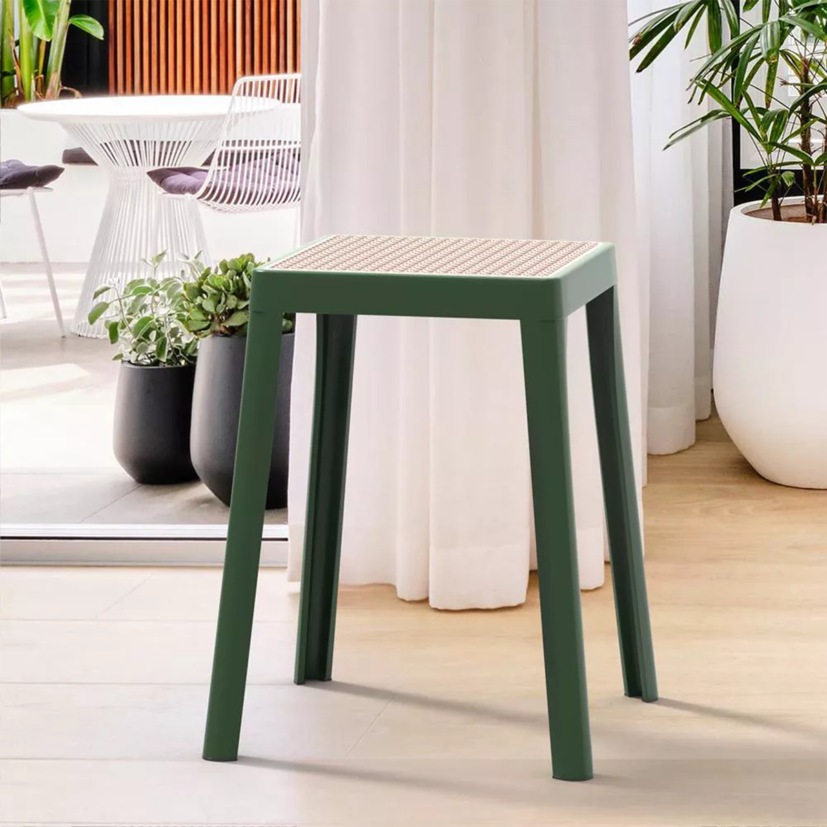 Stapelbarer Esshocker, modernes Design